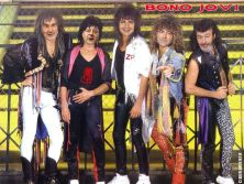 Haga click para ver la imagen ampliada bonojovi.jpg